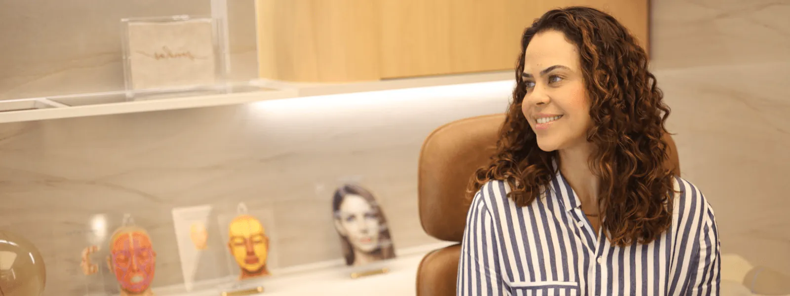 Dra. Mayra Sanandres durante consulta individual de dermatologia na Prestige Clinique em Itaboraí
