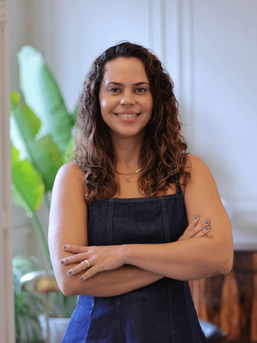 Retrato da Dra. Mayra Sanandres, médica dermatologista e responsável técnica pela Prestige Clinique em Itaboraí
